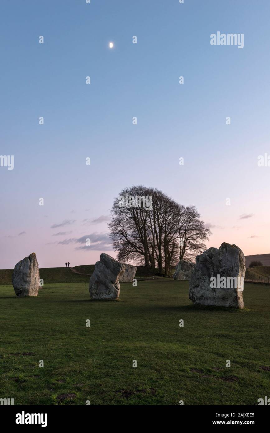 Soir à Avebury, dans le Wiltshire, UK, un vaste monument néolithique henge construit vers 3000 av. Banque D'Images