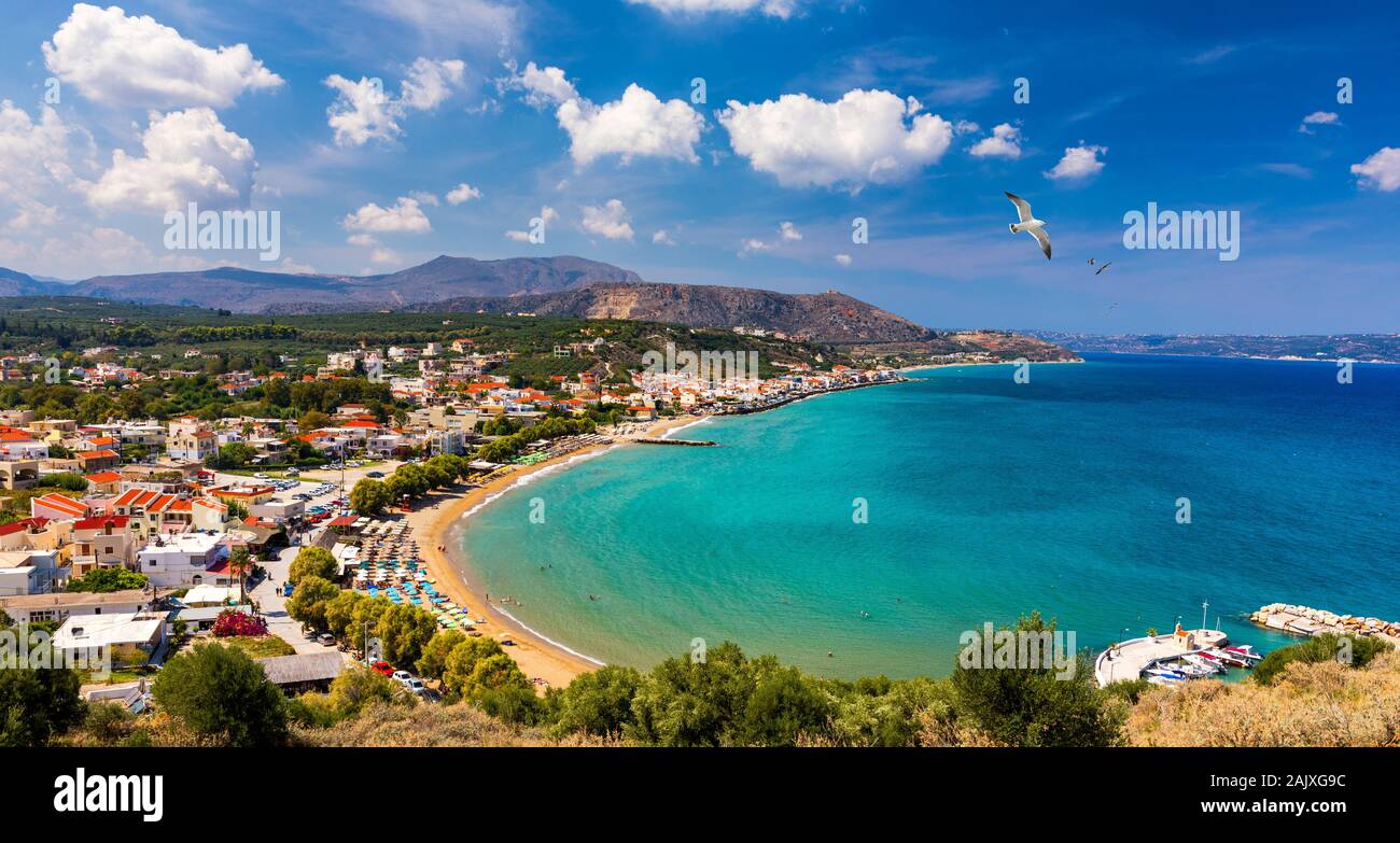 Vacances grecques, beau village Kalives avec mer turquoise dans l'île de Crète, Grèce. Avis de Kalyves Beach, Crète. Vol de mouettes sur la plage de Banque D'Images