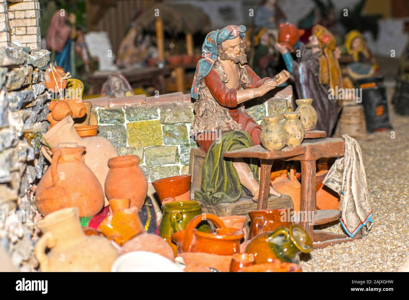 Madrid, Espagne - 20 décembre 2019 : Les chiffres représentent les crèches de Noël. Artisan de la main des pots ou des navires. La célébration de Noël en Espagne Banque D'Images