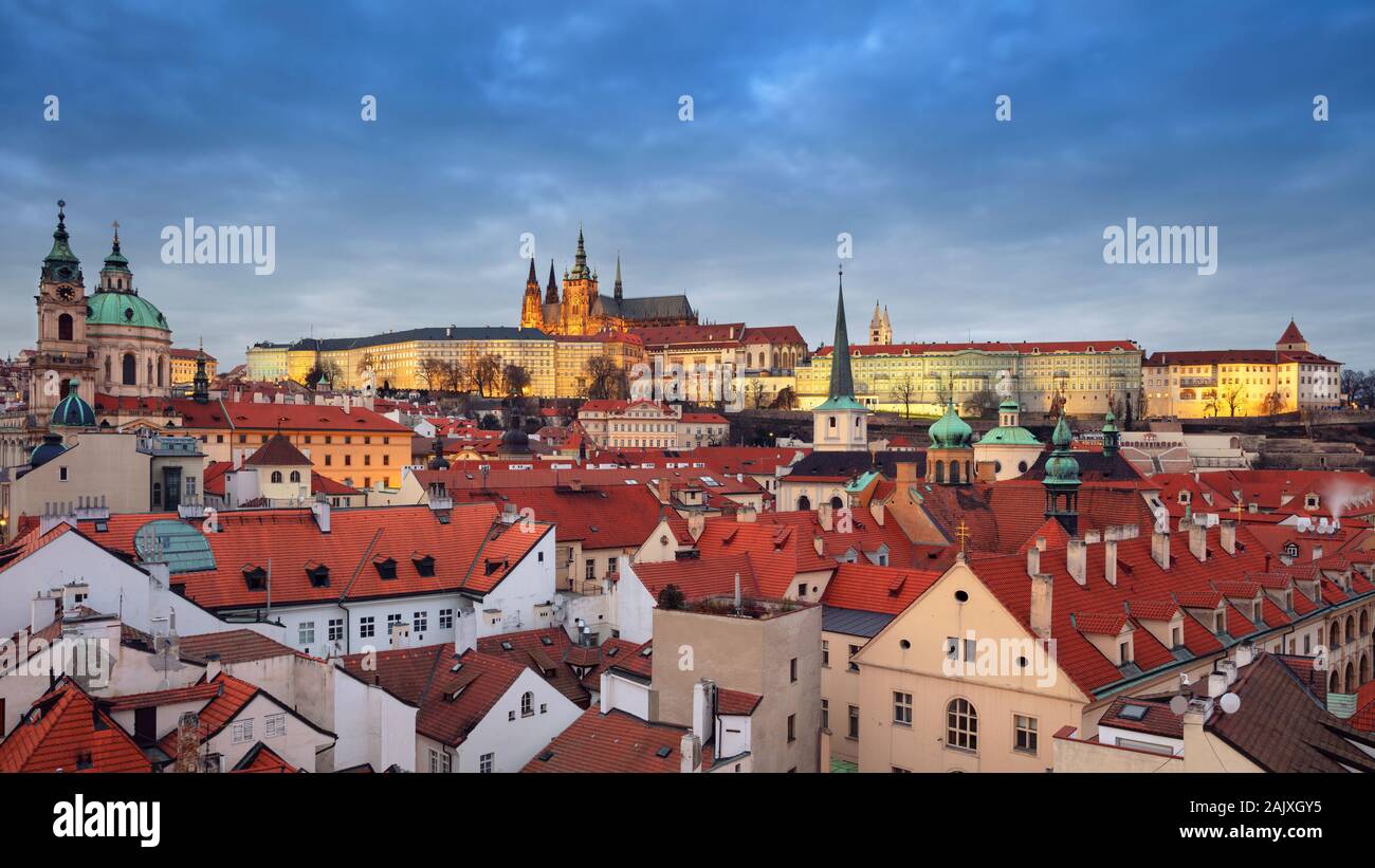Prague, République tchèque. La ville de Prague de l'image aérienne avec le célèbre château de Prague pendant le coucher du soleil. Banque D'Images