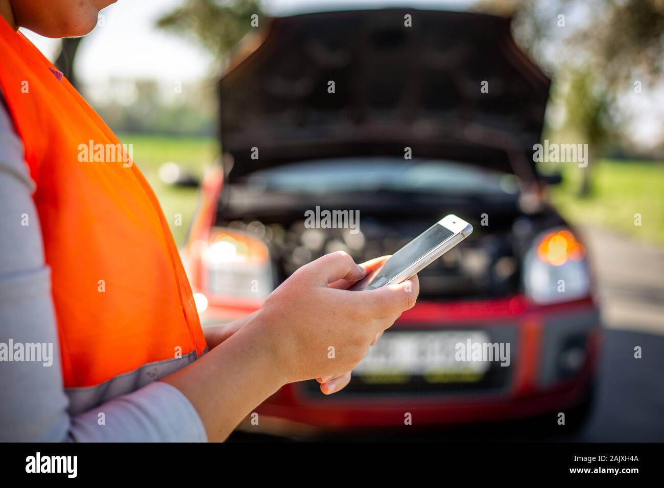 Agacé jeune femme dans une situation de détresse de la route - demande d'assistance Banque D'Images