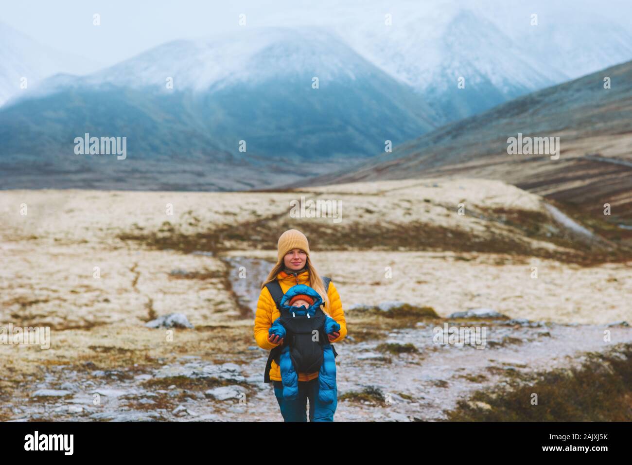 Mère voyager avec porte-bébé randonnée famille en santé vie femme et enfant vacances actives en Norvège en plein air parc Rondane montagnes Banque D'Images