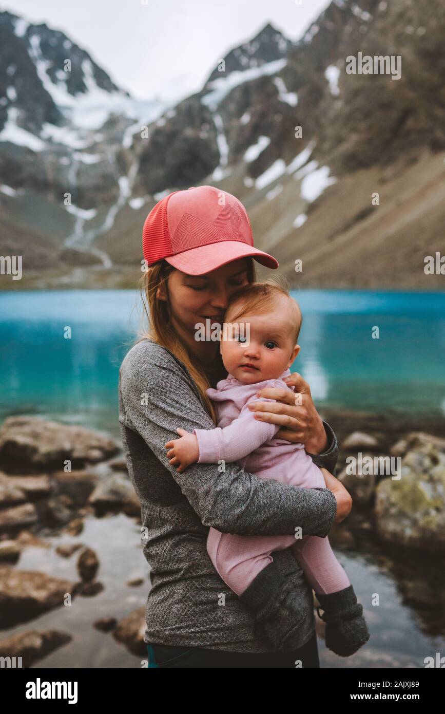 Mère et bébé fille famille voyageant ensemble dans les montagnes de vie sain maman et enfant vacances actives piscine Banque D'Images