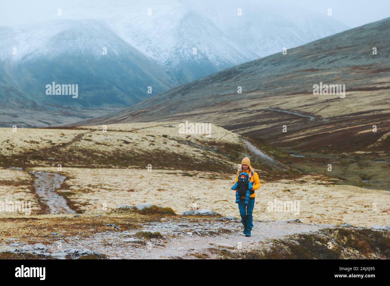 Femme avec un porte-bébé de randonnée voyage de vie sain de la famille Mère et enfant vacances actives en Norvège en plein air parc Rondane montagne Banque D'Images