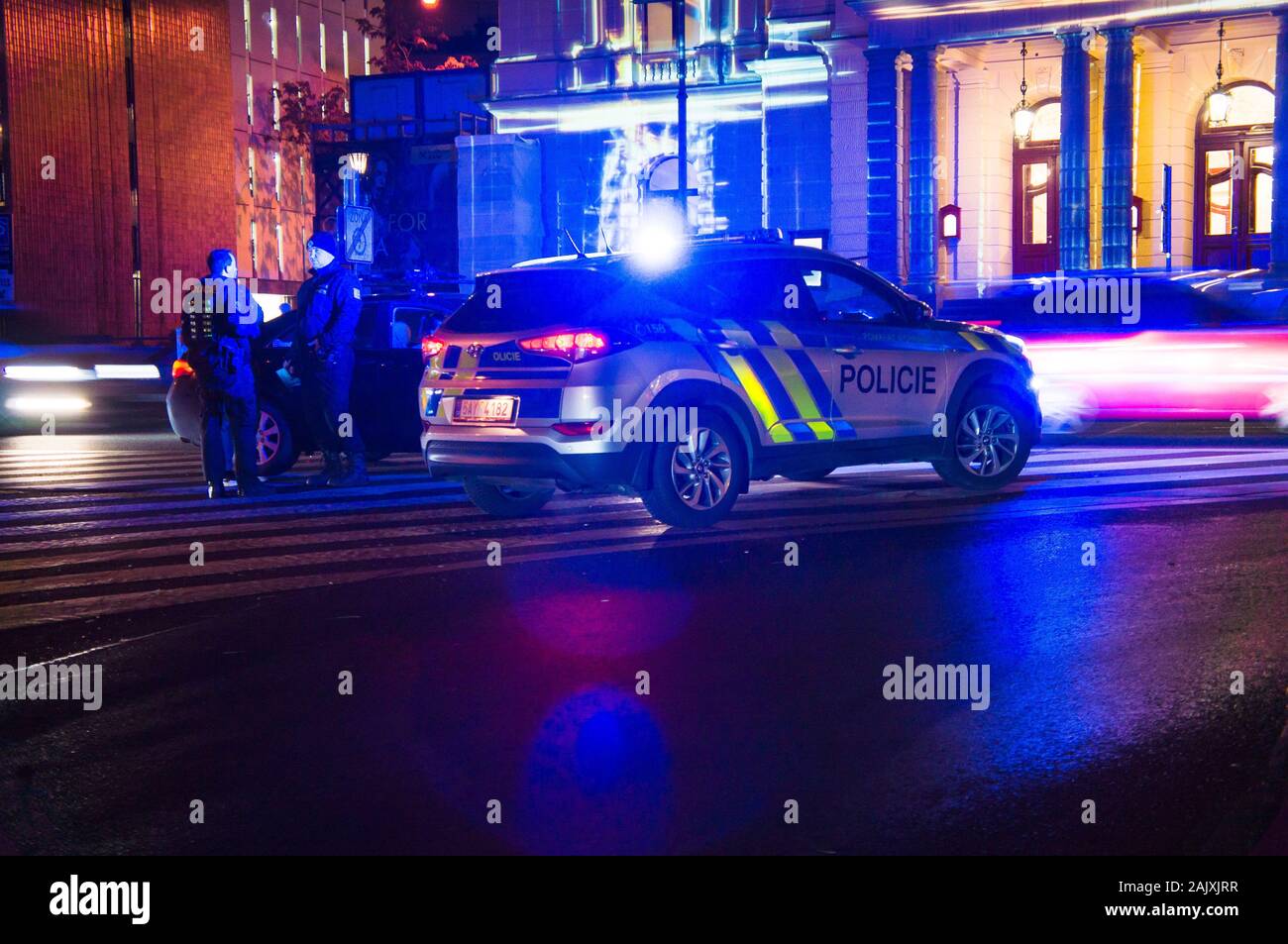 Un contrôle de police une voiture à Wilsonova rue de Prague, République tchèque, le vendredi, Janvier 3, 2020, barre lumineuse, la lumière bleue, l'éclairage des véhicules d'urgence. (C Banque D'Images