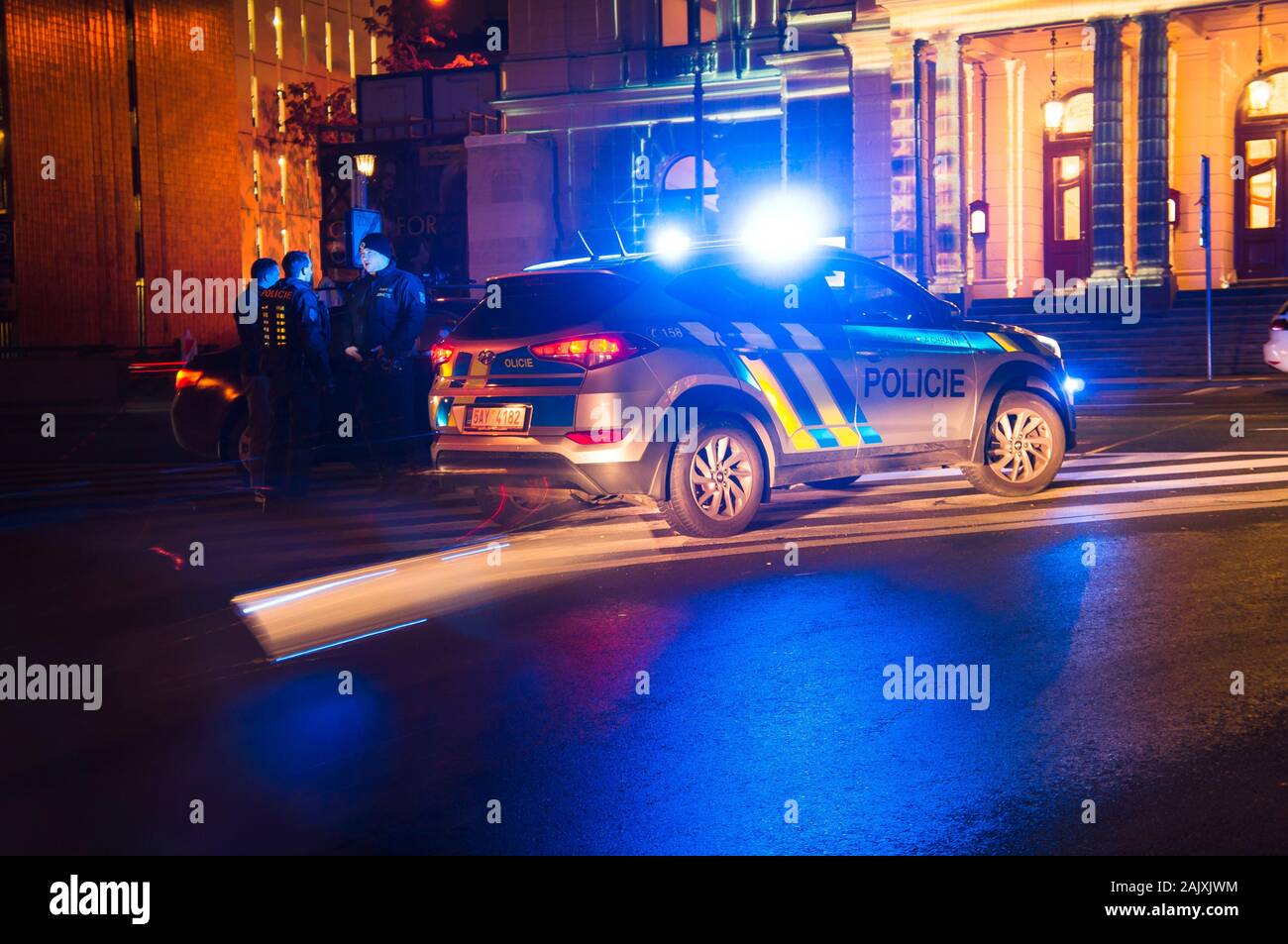 Un contrôle de police une voiture à Wilsonova rue de Prague, République tchèque, le vendredi, Janvier 3, 2020, barre lumineuse, la lumière bleue, l'éclairage des véhicules d'urgence. (C Banque D'Images