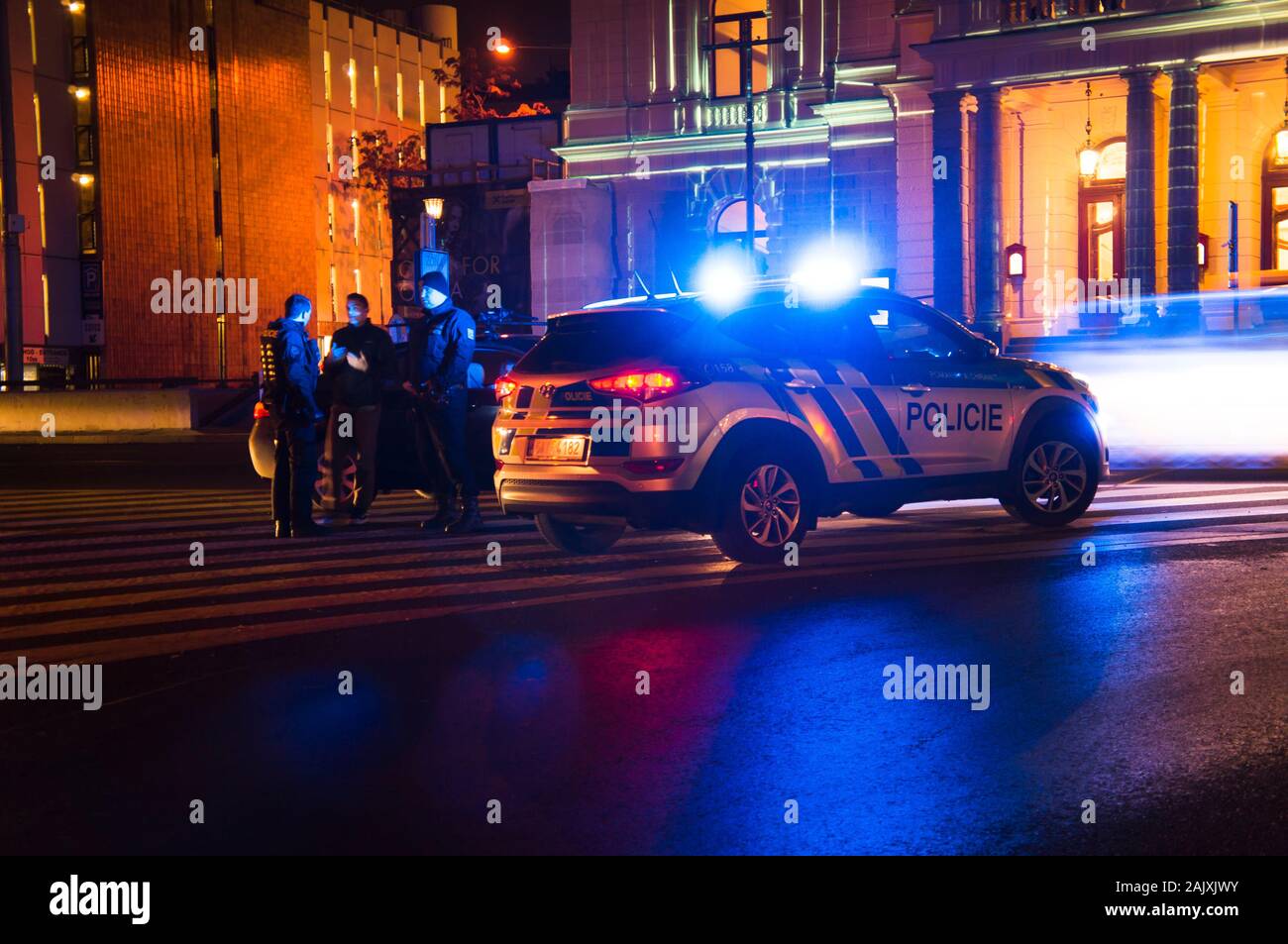 Un contrôle de police une voiture à Wilsonova rue de Prague, République tchèque, le vendredi, Janvier 3, 2020, barre lumineuse, la lumière bleue, l'éclairage des véhicules d'urgence. (C Banque D'Images