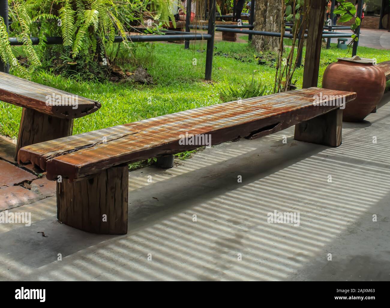Vieilles chaises en bois dans les allées Banque D'Images