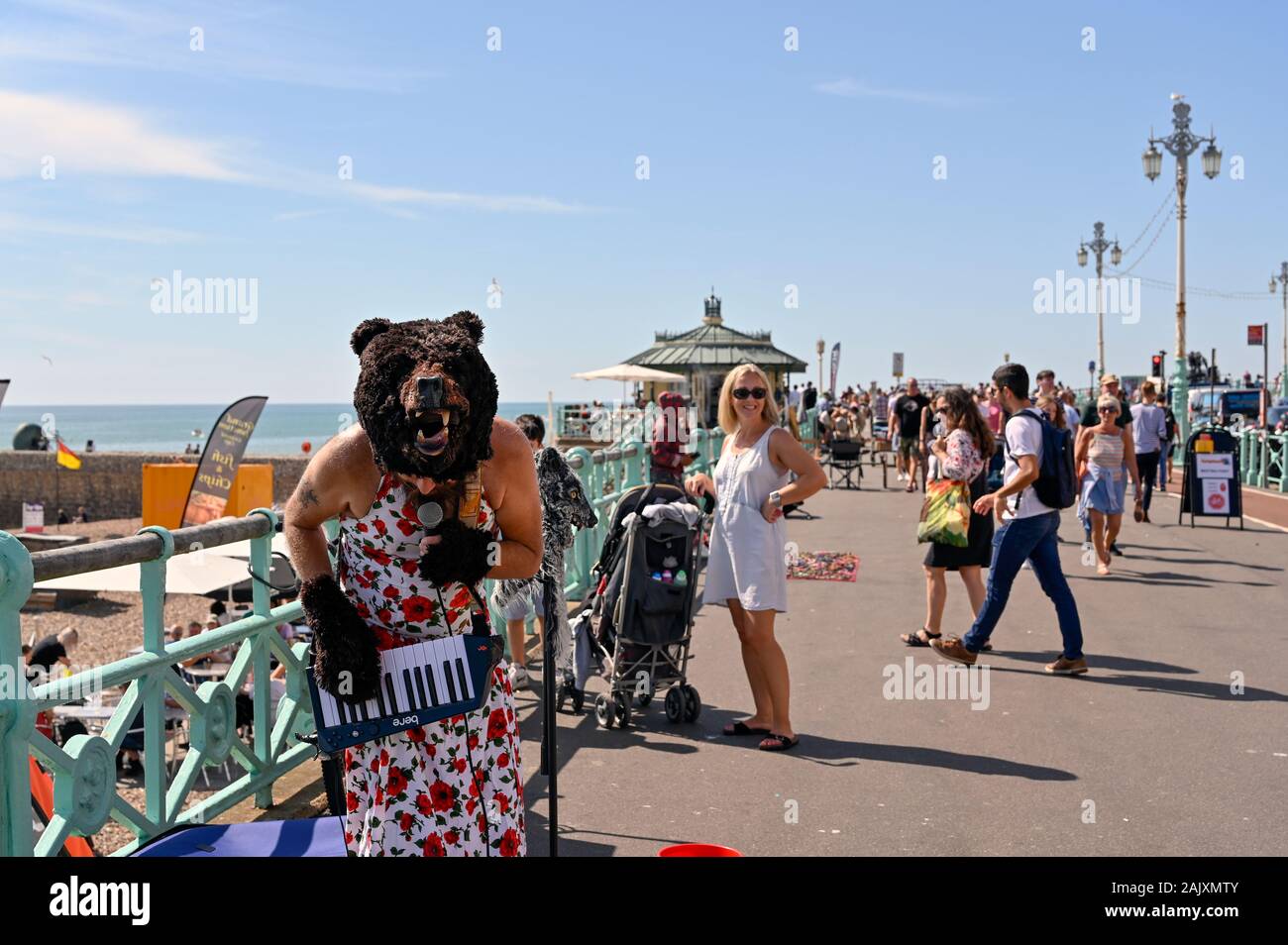 Homme portant une tête d'ours et une robe en spectacle sur Brighton front de mer Angleterre Banque D'Images