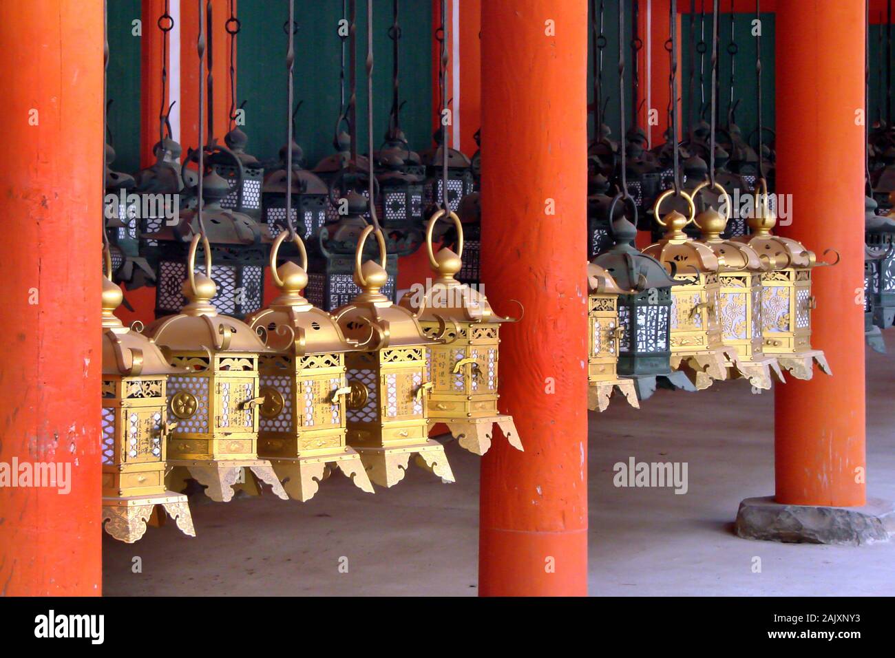 Alignement des lanternes en bronze japonais Grand Kasuga Shrine (Kasuga Taisha) à Nara, Japon Banque D'Images