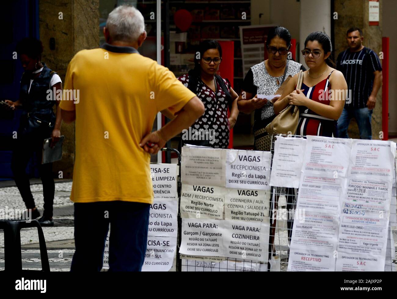 SÃO PAULO, SP - 06.01.2020 : FILLE BUSCAM Novas Oportunidades EM 2020 chômeurs - commencer l'année à la recherche de nouvelles possibilités d'emploi, ce premier lundi (06) de 2020, dans la région du centre de la ville de São Paulo. (Photo : Aloisio Mauricio/Fotoarena) Banque D'Images