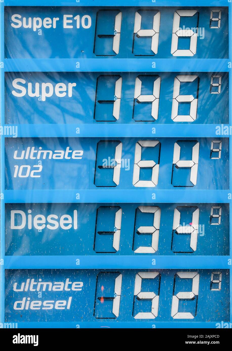 06 janvier 2020, Saxe, Leipzig : Le prix conseil d'un poste d'essence montre les prix actuels du carburant diesel et essence. Les troubles au Moyen-Orient après la mort de l'iranienne Soleimani est également rejoindre les consommateurs en Allemagne. Les carburants et l'huile de chauffage est devenue plus coûteuse au début de l'année. Photo : Jan Woitas/dpa-Zentralbild/dpa Banque D'Images