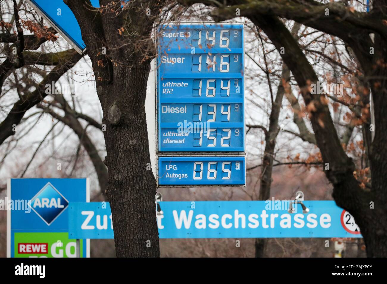 06 janvier 2020, Saxe, Leipzig : Le prix conseil d'un poste d'essence montre les prix actuels du carburant diesel et essence. Les troubles au Moyen-Orient après la mort de l'iranienne Soleimani est également rejoindre les consommateurs en Allemagne. Les carburants et l'huile de chauffage est devenue plus coûteuse au début de l'année. Photo : Jan Woitas/dpa-Zentralbild/dpa Banque D'Images