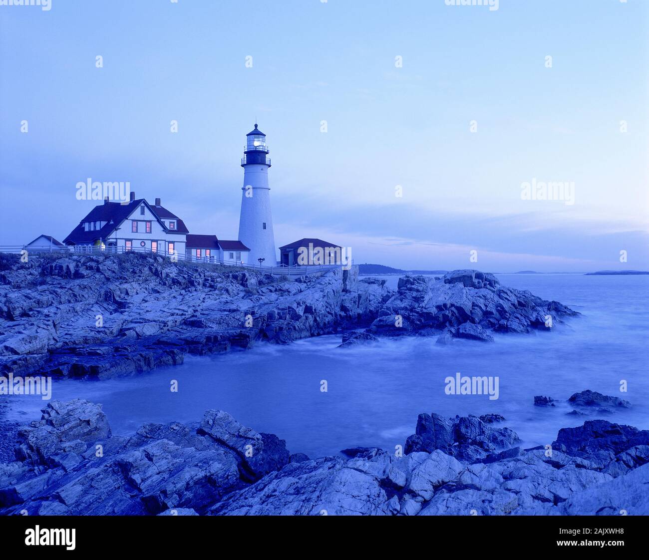 Portland Head Lighthouse pendant l'heure bleue. Cape Elizabeth, dans le Maine. Banque D'Images