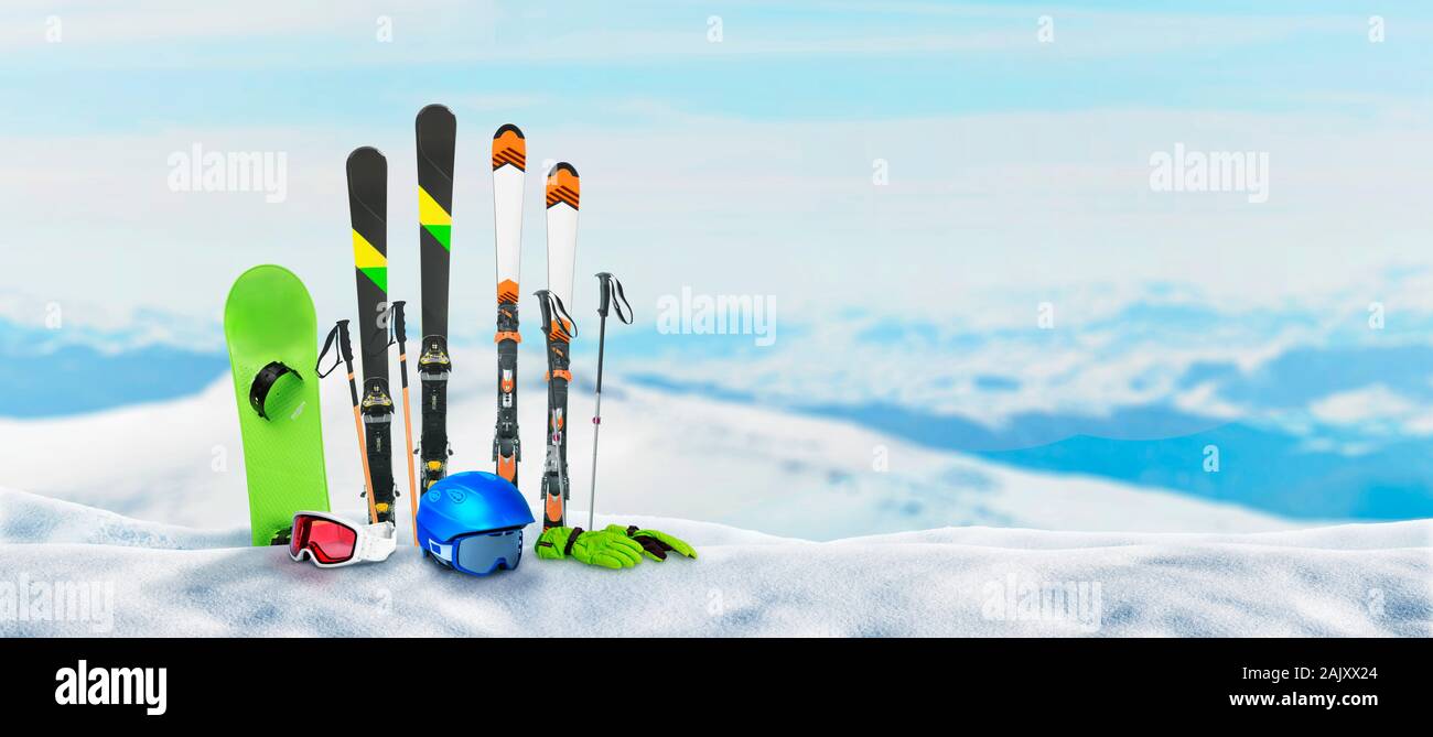 L'équipement de ski sur la neige au sommet d'une montagne. Concept de vacances d'hiver et de sports de neige. Des pics de montagne enneigée en arrière-plan Banque D'Images