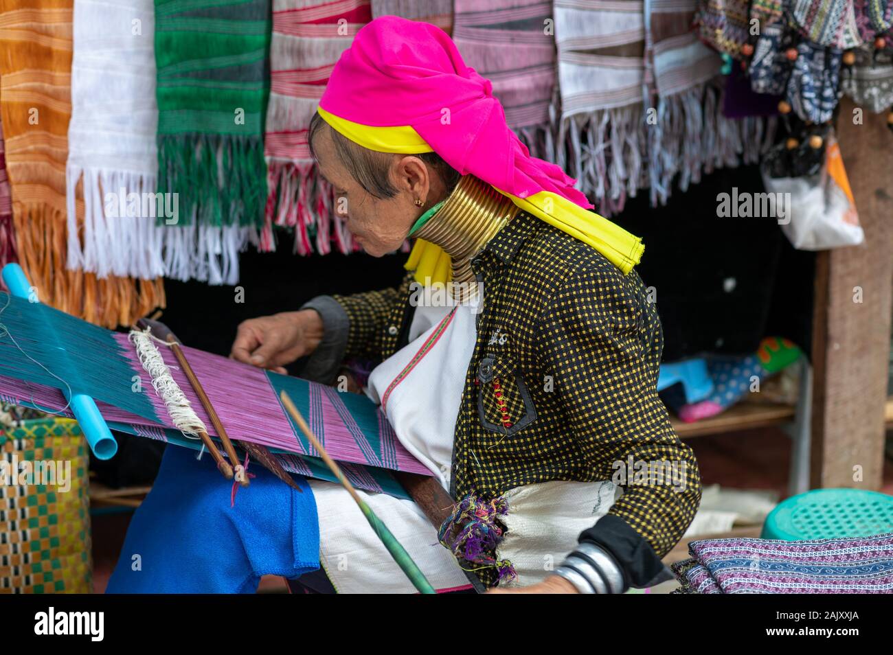 Long cou un foulard couture Dame Myanmar 2020 Banque D'Images