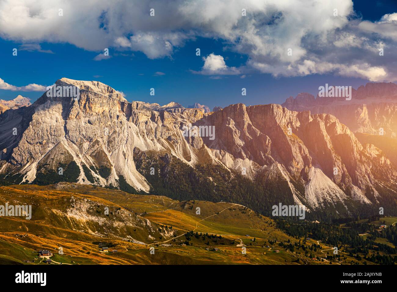 Secada en automne dans le sud du Tyrol dans les Alpes du nord de l'Italie. Vues de Seceda sur les montagnes Odle en automne avec les couleurs de l'automne. Secada, Val Gardena, Banque D'Images
