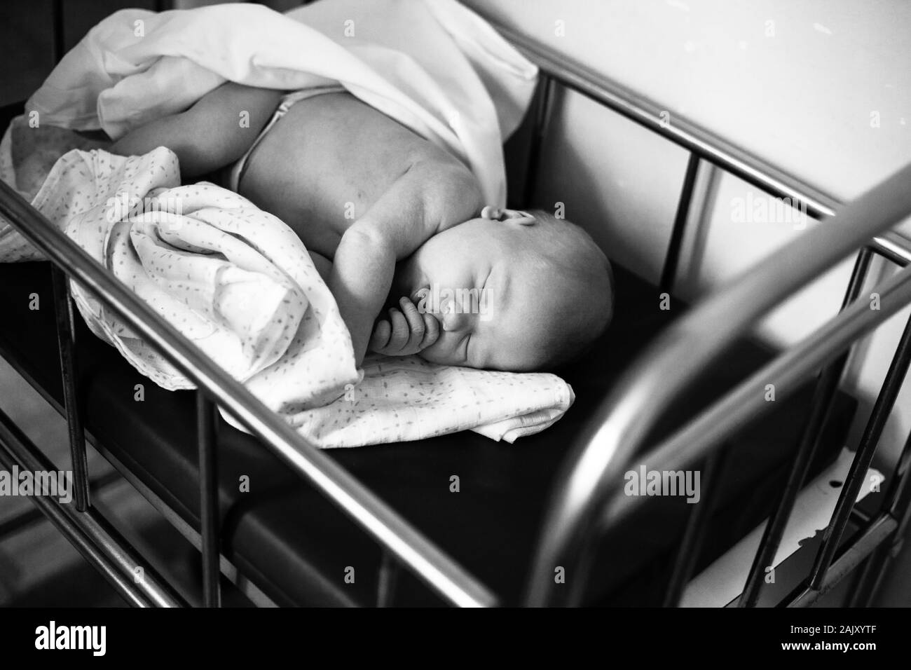 Nouveau Ne Sommeil Reposant Dans Un Lit D Hopital A La Maternite De L Hopital Photo Stock Alamy Nouveau Ne Sommeil Reposant Dans Un Lit D Hopital A La Maternite De L Hopital Photo Stock Alamy