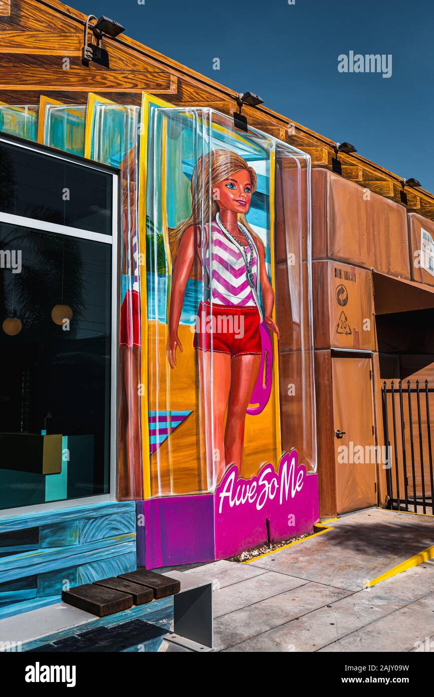 Exploration de la graffitis dans le quartier hipster Wynwood de Miami avec ses murs Wynwood (Miami, Floride, États-Unis) Banque D'Images