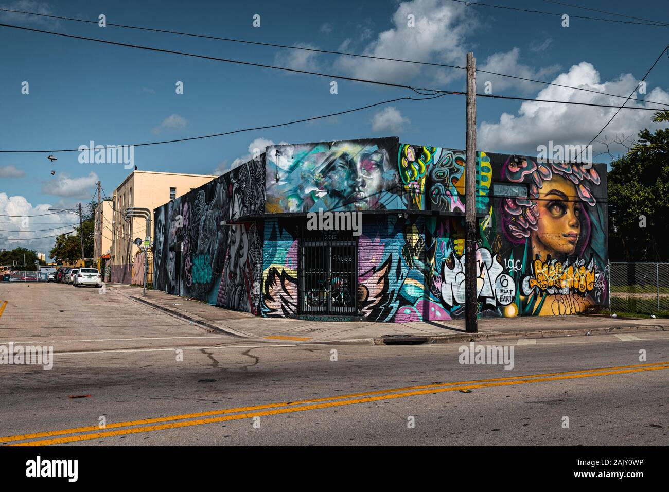 Exploration de la graffitis dans le quartier hipster Wynwood de Miami avec ses murs Wynwood (Miami, Floride, États-Unis) Banque D'Images