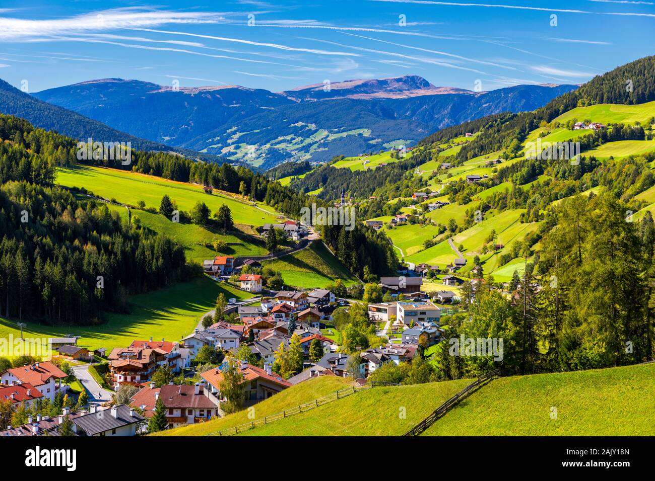 Santa Maddalena (Santa Magdalena) village avec magical Dolomites montagnes en arrière-plan, Val di Funes, vallée de la région Trentin-Haut-Adige, le Tyrol du Sud Banque D'Images