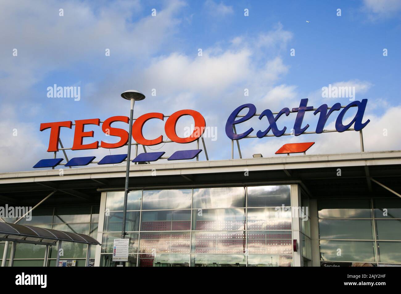 Logo de Tesco Extra au-dessus de son magasin dans le nord de Londres. Banque D'Images