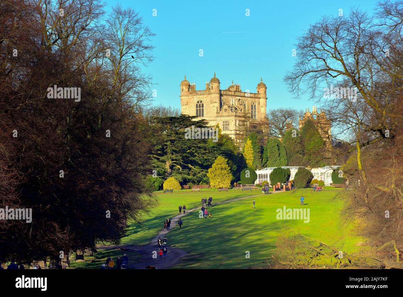 Une vue de Wollaton Hall en raison de Wollaton Park, Nottingham, Angleterre, Royaume-Uni Banque D'Images Une vue de Wollaton Hall en raison de Wollaton Park, Nottingham, Angleterre, Royaume-Uni Banque D'Images