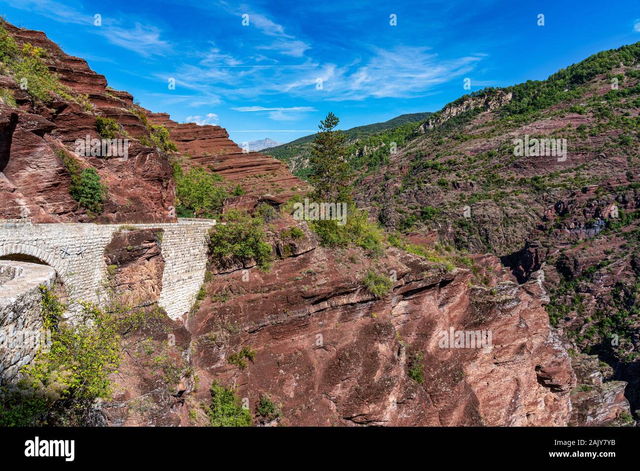 Gorges de Daluis ou chocolat canyon comme il est appelé par les locaux à cause de la couleur des roches formées par la rivière Var. Provence-Alpes-Cote d'Azur de Fr Banque D'Images