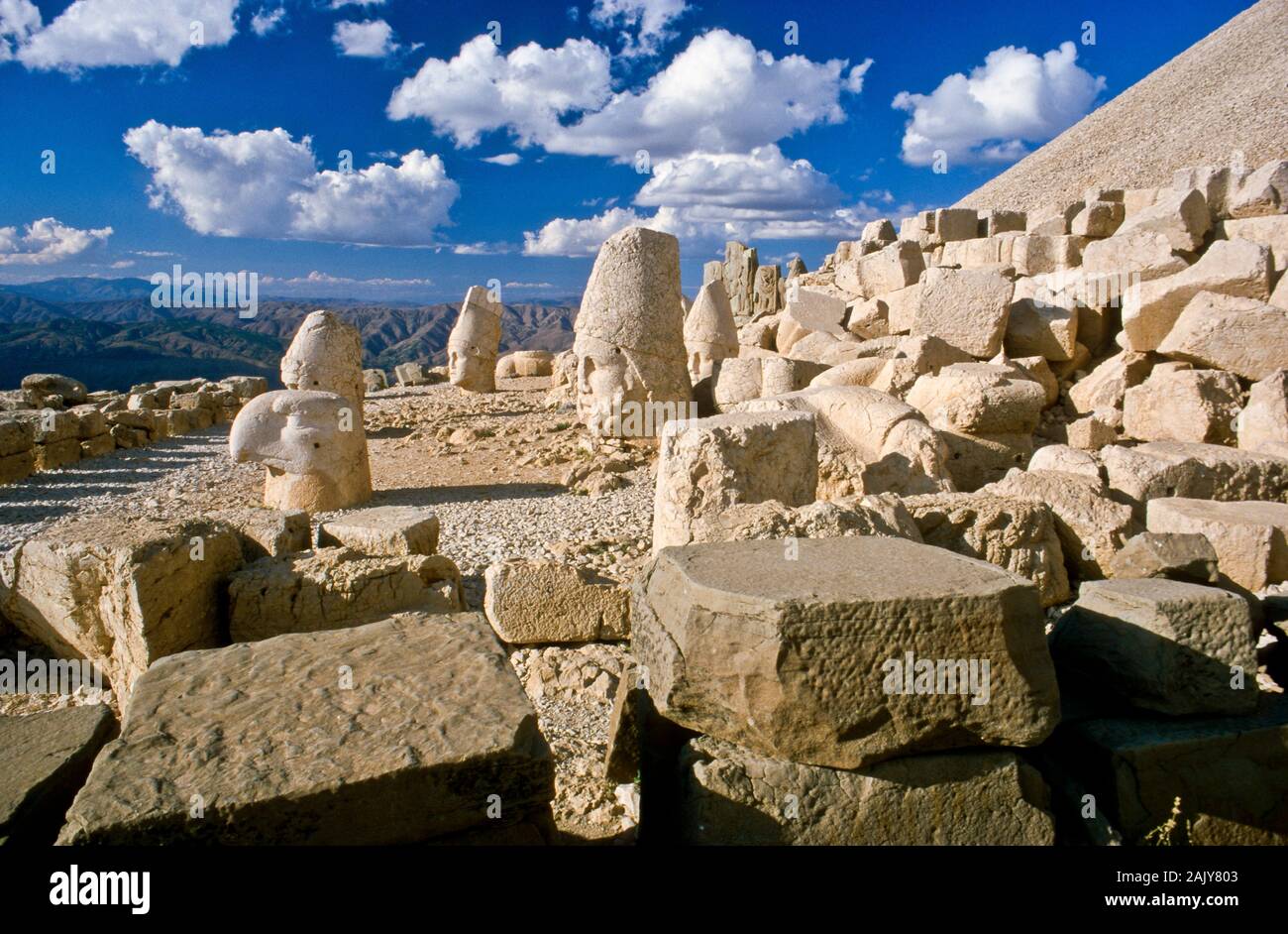 Nemrut Dagi, tomb-sanctuaire du Roi Antiochus, flanqué de statues énormes construit au sommet d'une montagne dans les montagnes du Taurus. Banque D'Images