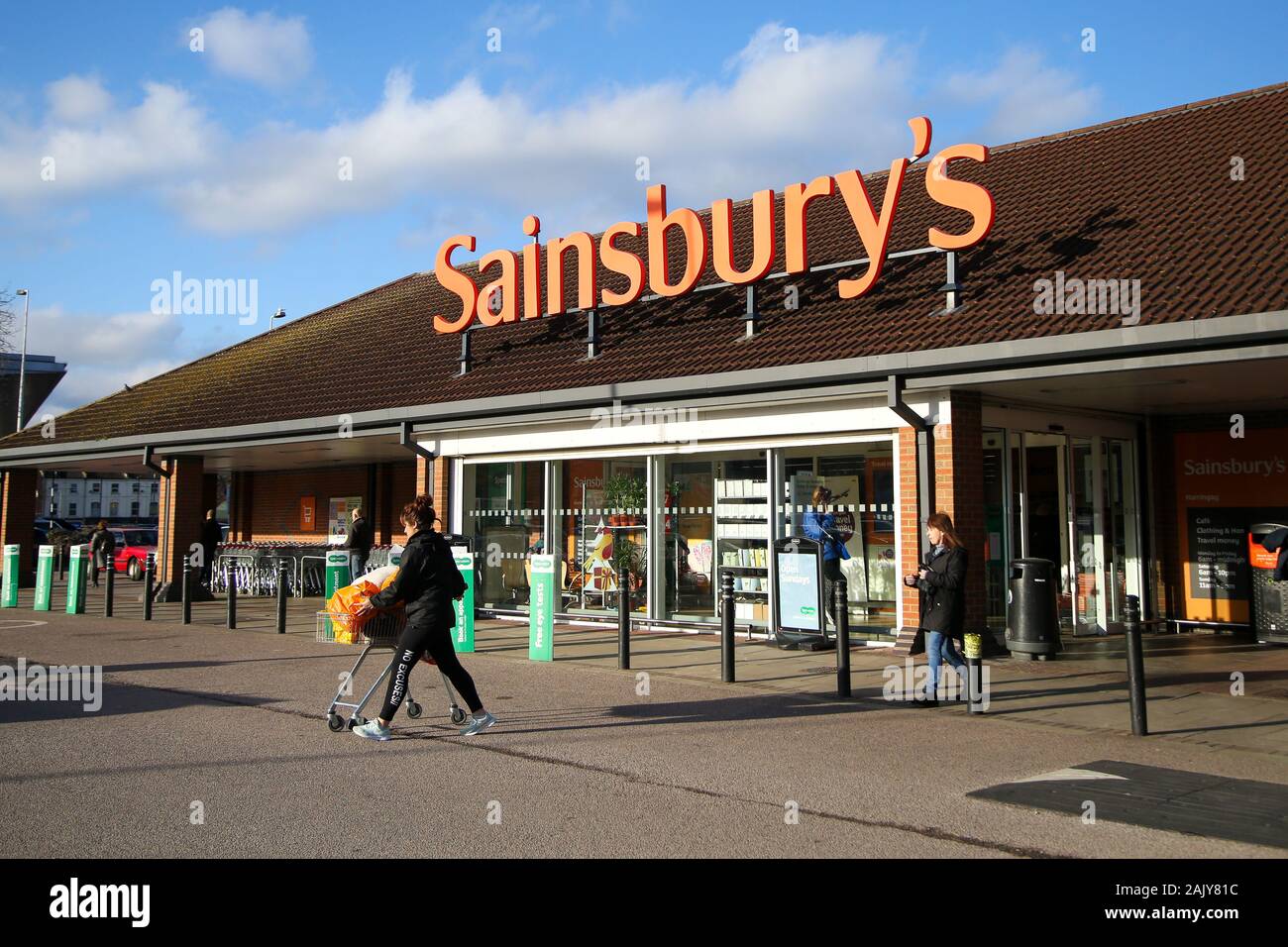 Laissez les acheteurs supermarché Sainsbury's après le magasinage dans sa succursale au nord de Londres. J Sainsbury émettra une déclaration de négociation jusqu'à la fin de la t Banque D'Images