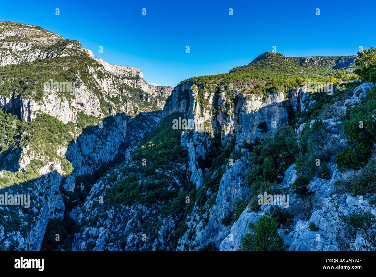 Les Gorges du Verdon, Gorges du Verdon, un paysage extraordinaire du célèbre canyon de la liquidation et du vert turquoise river et high limestone rocks en français Al Banque D'Images