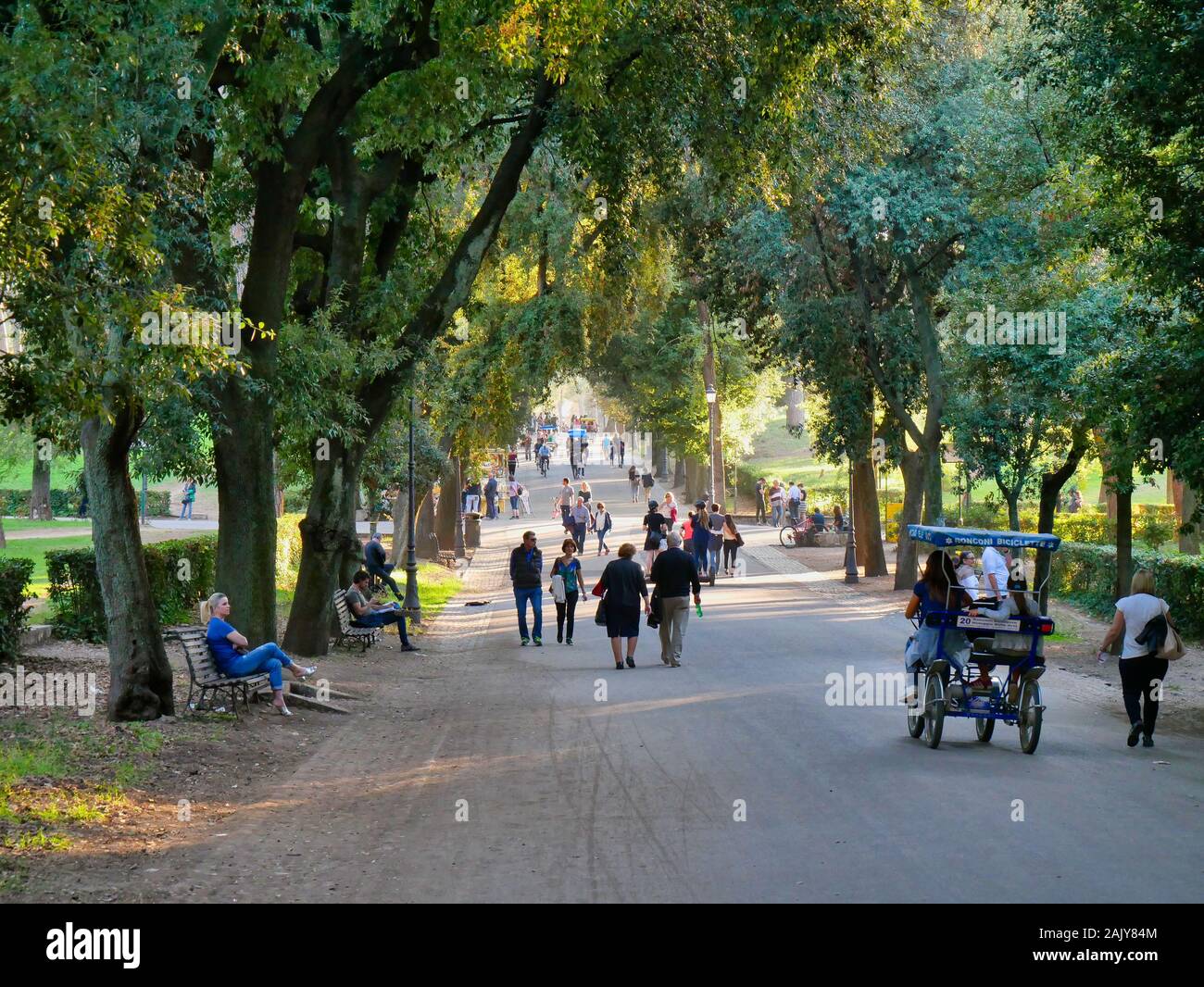 Les Italiens se détendre et profiter de temps libre dans le parc de la Villa Borghese à Rome, Italie sur un après-midi ensoleillé de l'automne. Banque D'Images
