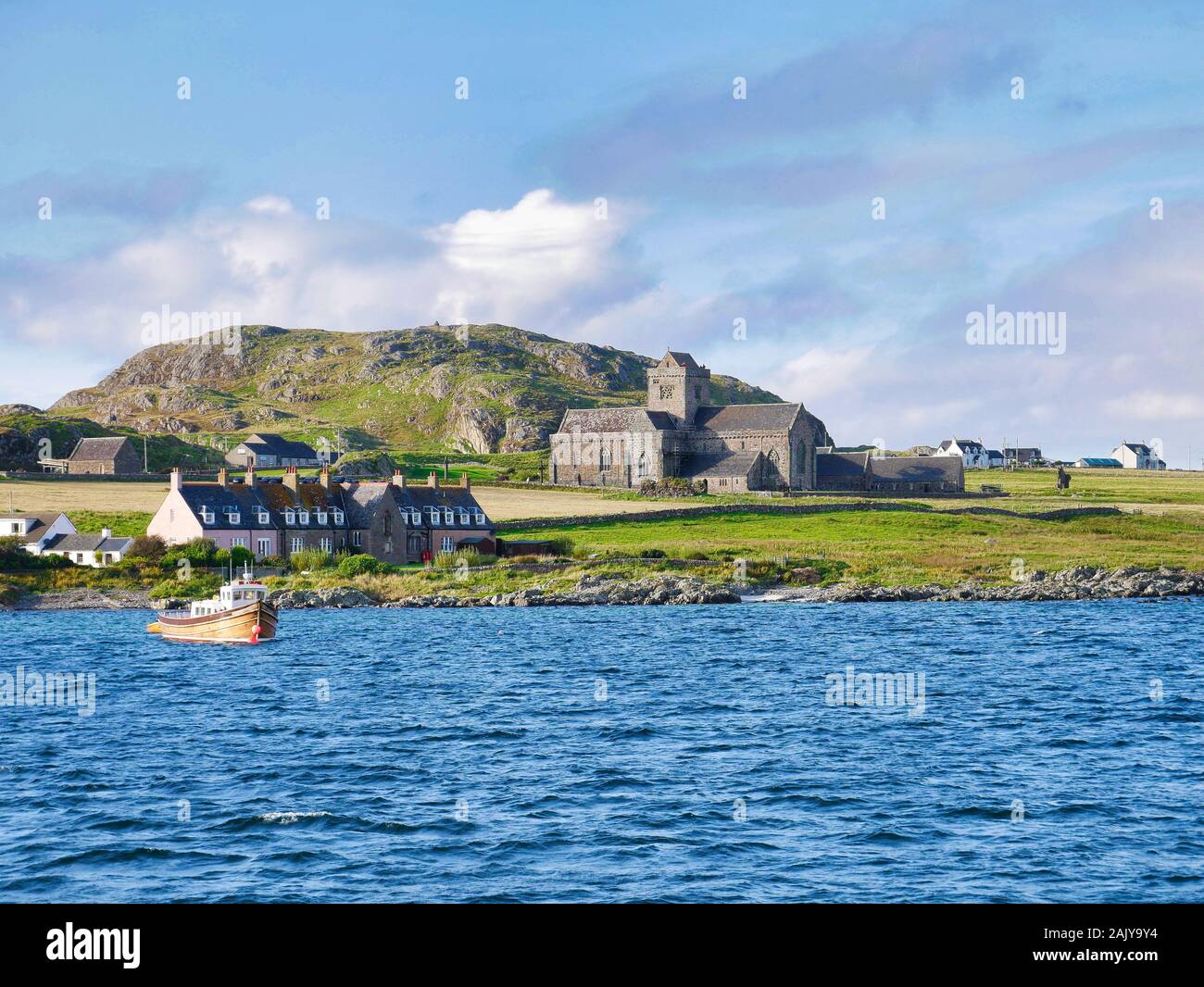 L'Abbaye d'Iona, cottages et un bateau de pêche sur une journée ensoleillée à l'automne du son d'Iona. Banque D'Images