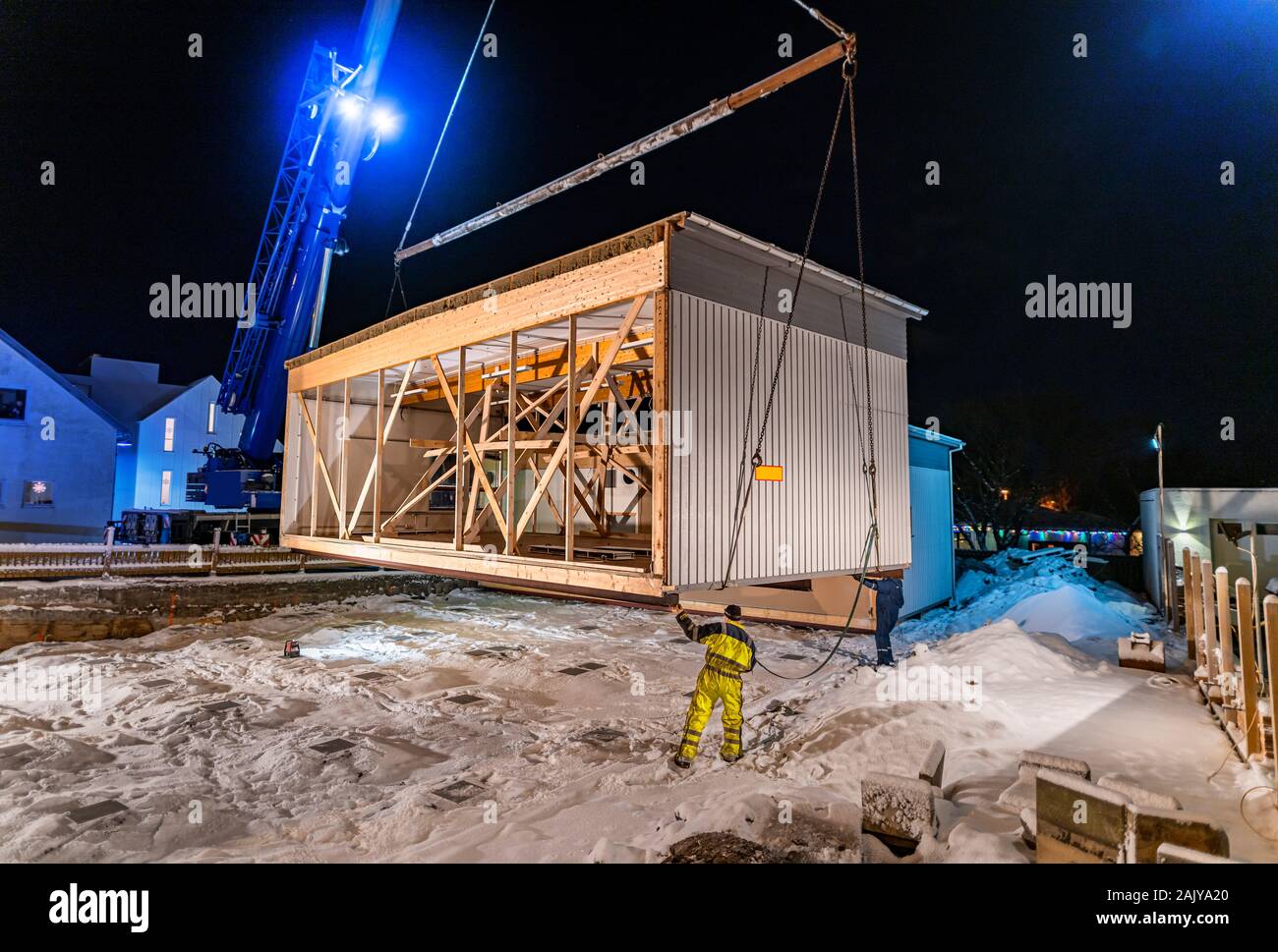 Le déplacement d'une maison à ossature en bois préfabriqués, Reykjavik, Islande Banque D'Images