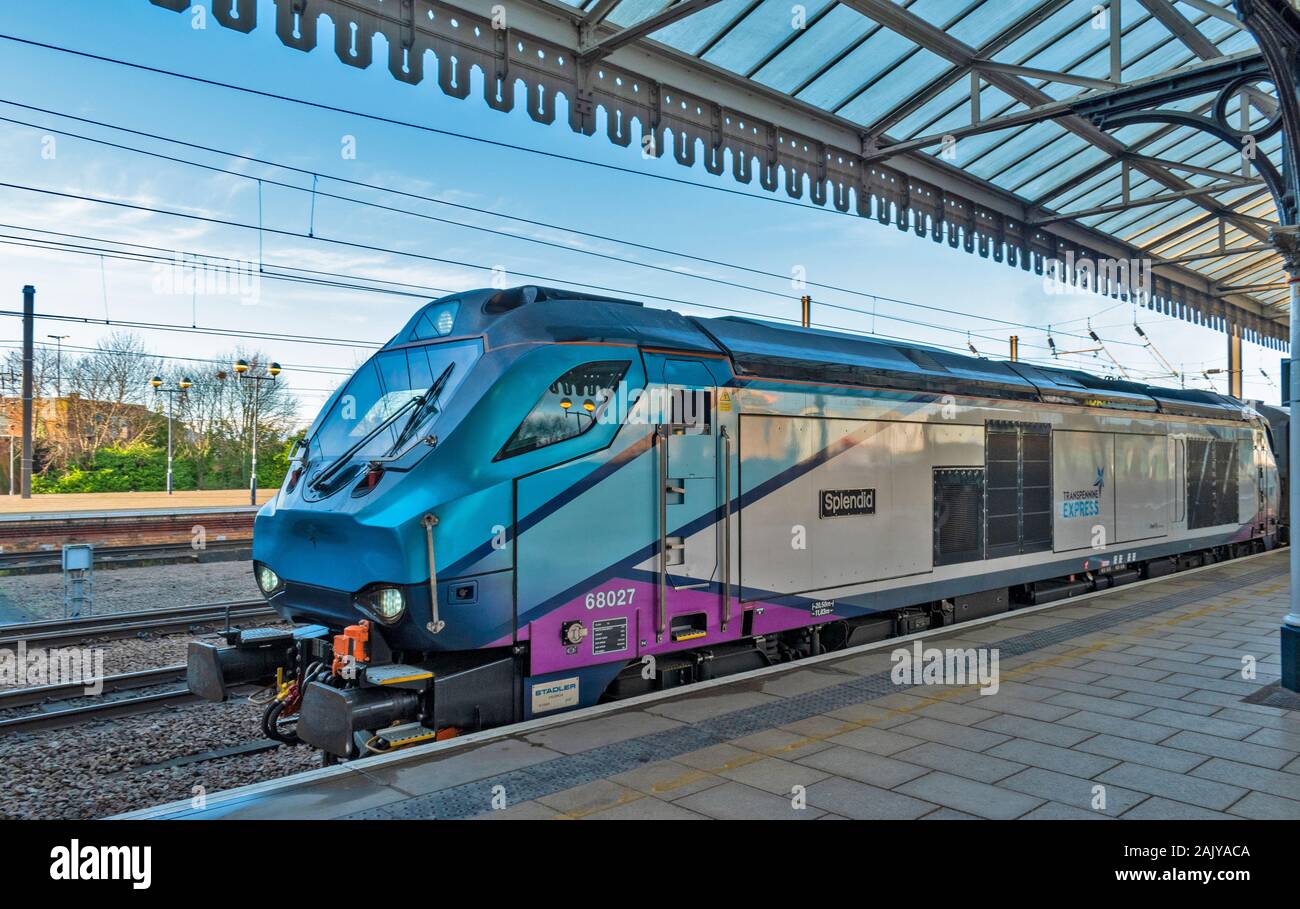 La gare de York ANGLETERRE LOCOMOTIVES ET TRAINS UN SPLENDIDE TRANSPENNINE EXPRESS EN ATTENTE À LA PLATE-FORME Banque D'Images