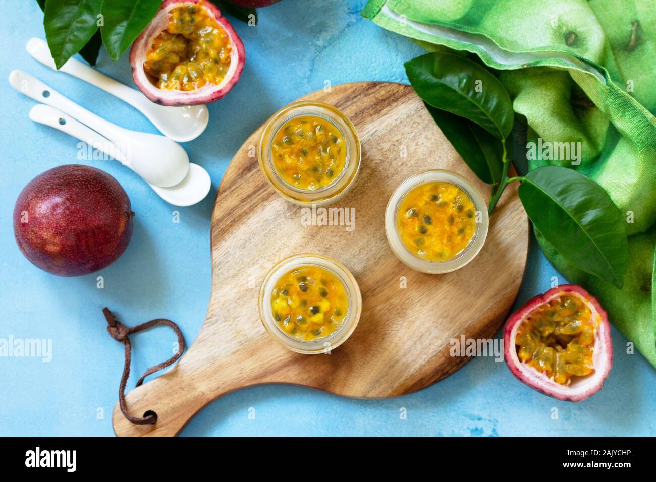 Maracuya panna cotta aux Maracuya jelly, dessert italien, une cuisine faite maison. Vue de dessus sur une mise de fond. Banque D'Images