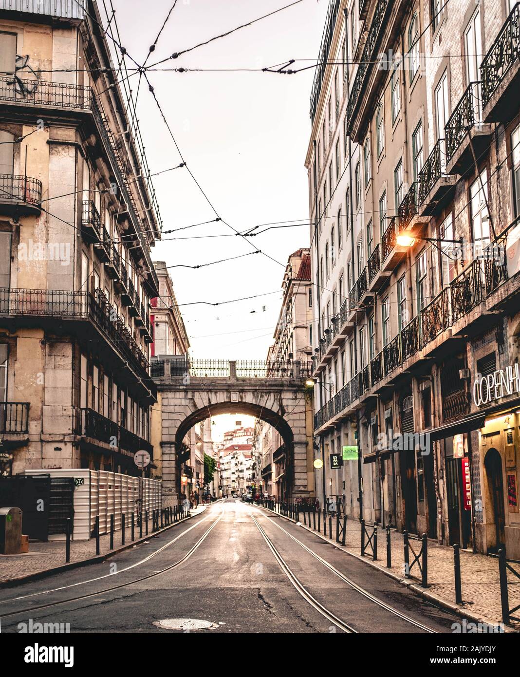 Vue sur la Rua de S. Paulo à Lisbonne avec voies de tram et arch. Banque D'Images