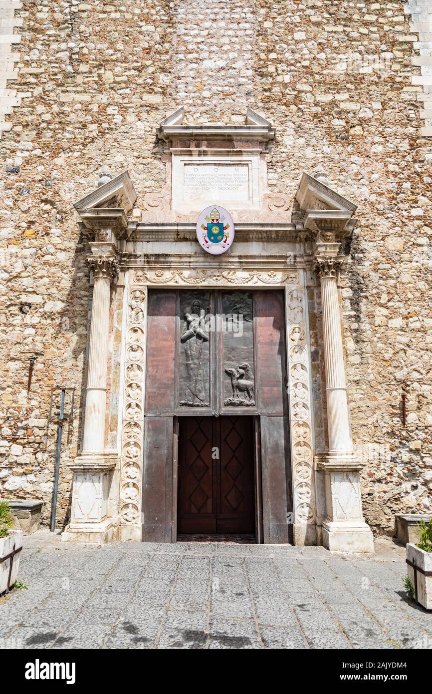 Taormina en Sicile, Italie - 9 juillet 2019 - vue d'architecture de l'entrée de la basilique de la place du Duomo Banque D'Images