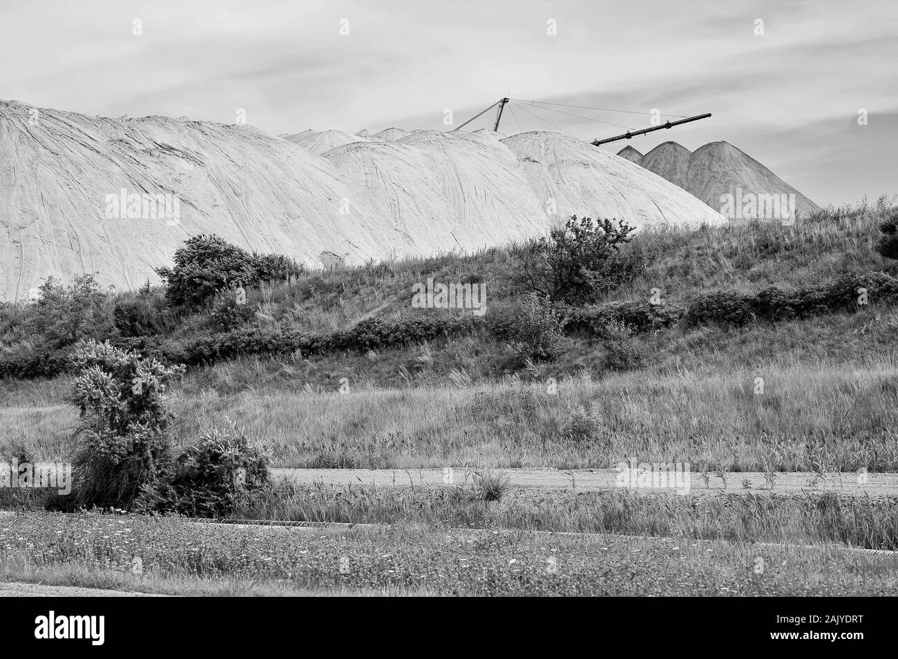 Vue de la mine de sel et d'une colline artificielle avec de l'herbe bien verte au premier plan. Banque D'Images