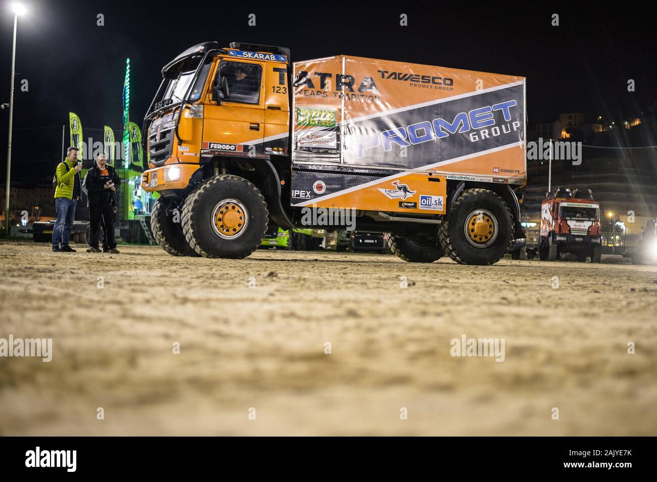 La promet/groupe tchécoslovaque Tomas Tomecek chauffeur de camion de course Tatra T815 du chariot avant de commencer à s'Africa Eco Race à Menton, France, le 3 Janvier Banque D'Images
