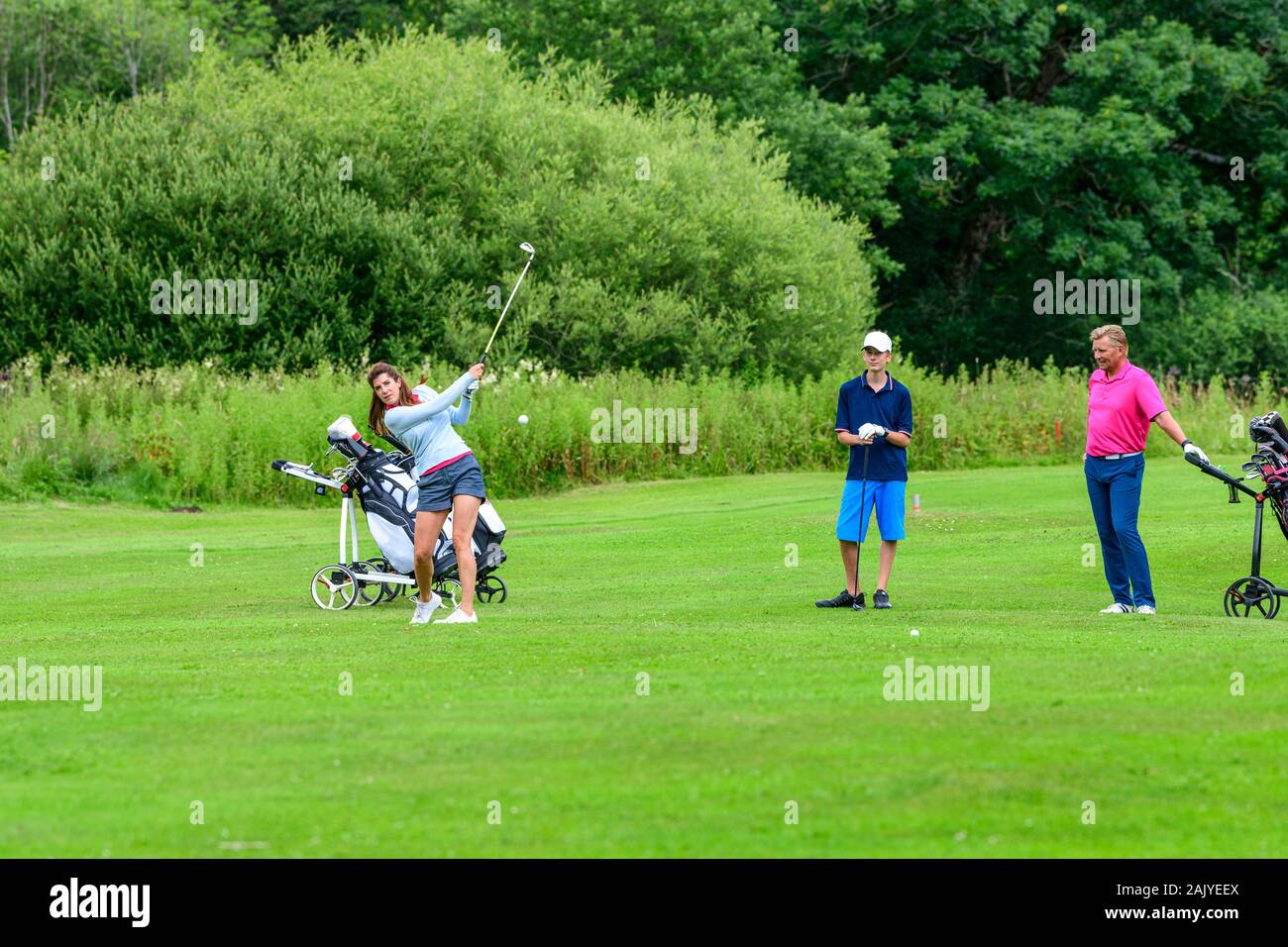 Le Golf comme sport famille - famille vol jouant un cours de Parkland Banque D'Images
