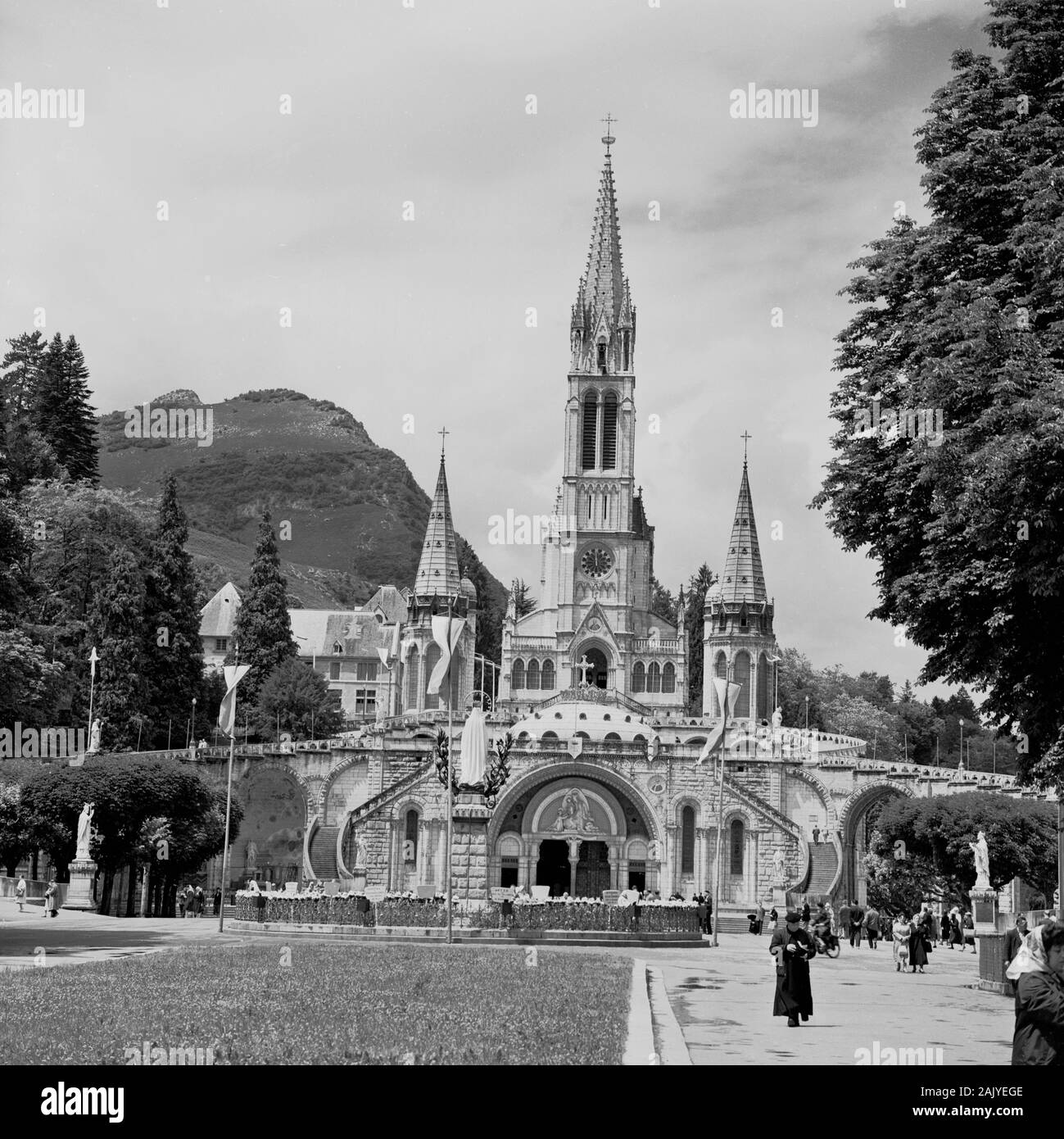 Années 1950, vue de cette époque de l'extérieur de la Basilique Rosaire, Lourdes, France, une église catholique à la 'Sanctuaire de la Vierge Notre-Dame de Lourdes' ou au domaine, une zone de terre entourant le sanctuaire catholique (grotte). C'est un lieu de pèlerinage pour beaucoup de cette foi chrétienne. Banque D'Images