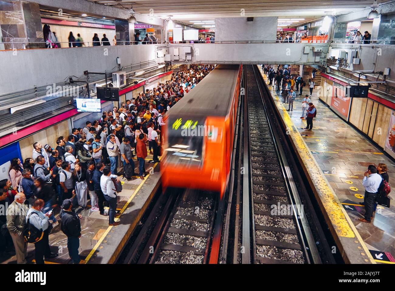 Métro de Chapultepec, Mexico, 16 octobre 2019 - L'heure de pointe dans la station de métro Chapultepec. Groupe de personnes bondé attend que le métro de Mexico Banque D'Images