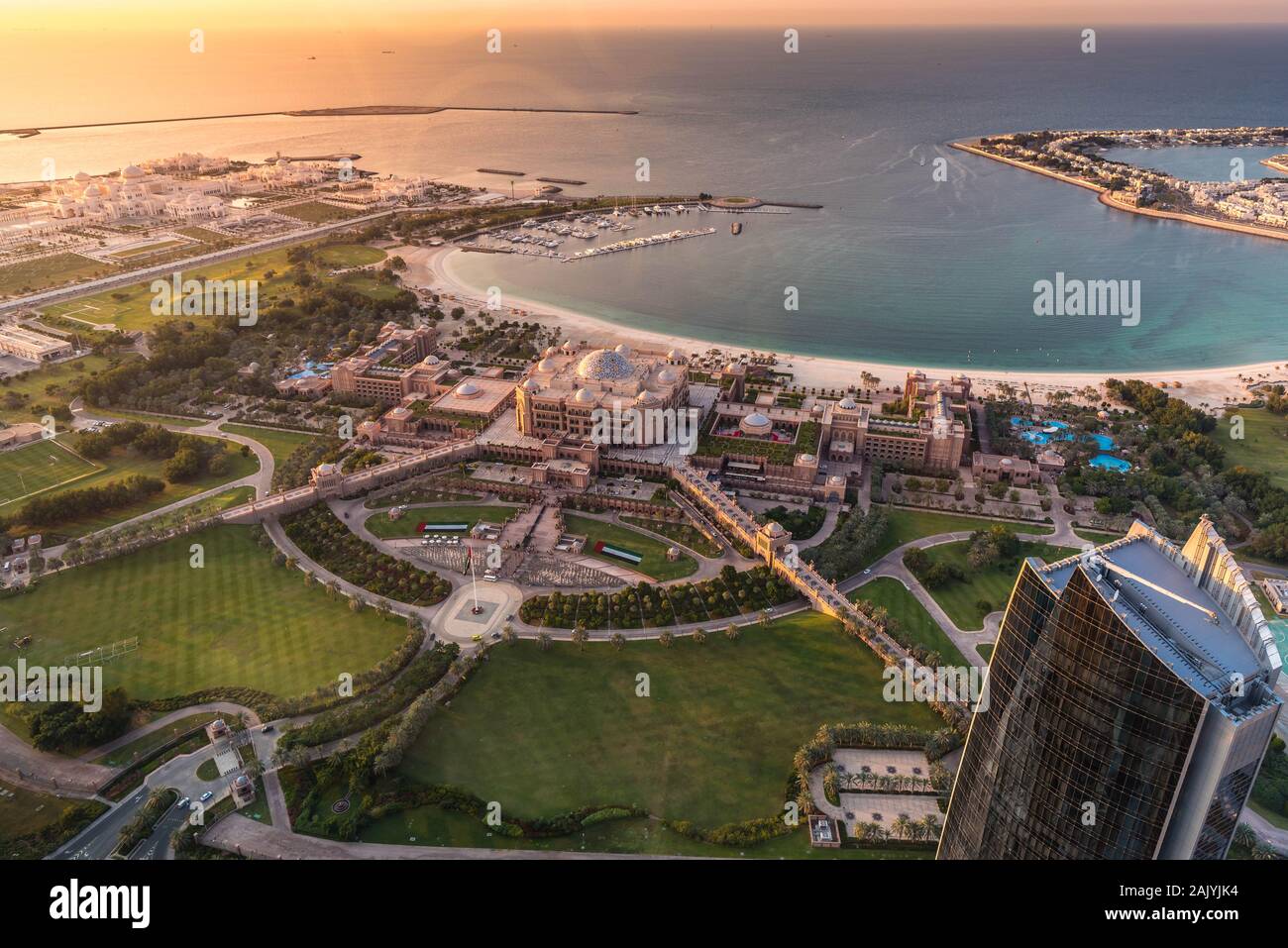 Abu Dhabi, Emirats Arabes Unis : belle vue aérienne du pont d'observation à 300, Etihad towers, Emirates Palace et Al Marina Village Banque D'Images