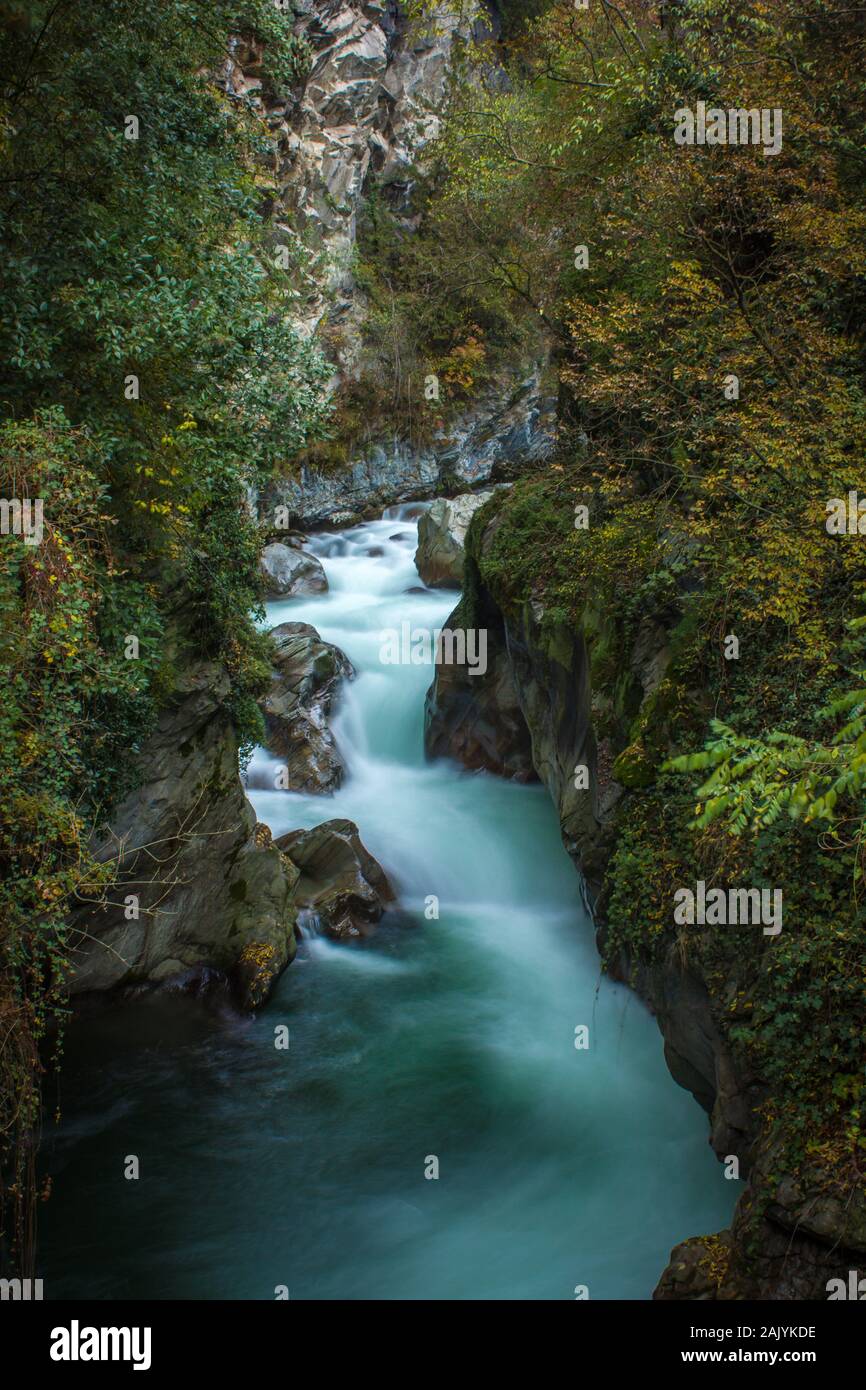 Une longue exposition de droit d'un ruisseau de montagne dans un canyon étroit Banque D'Images