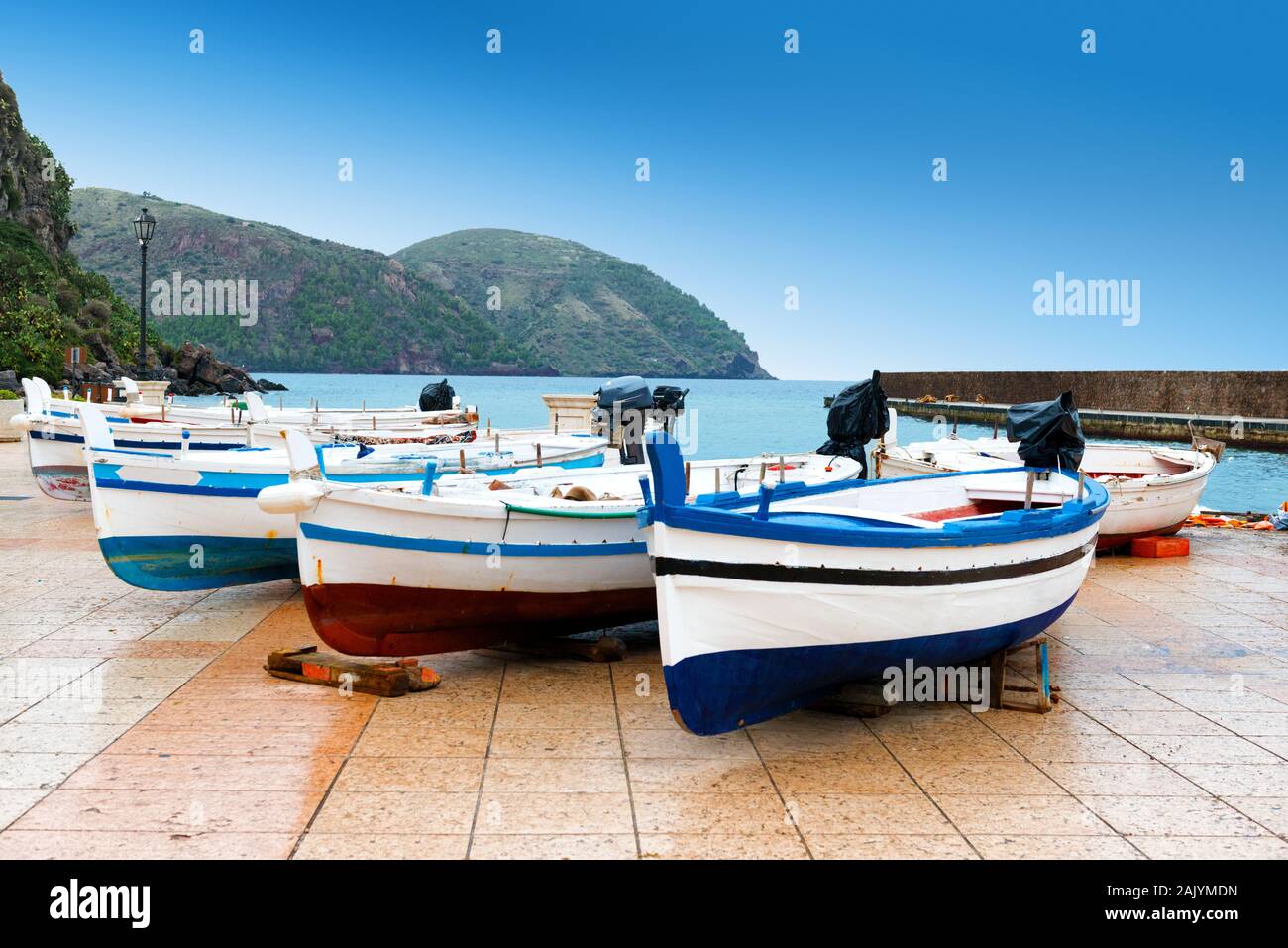 Couleur typique des bateaux de pêcheur sur l'île de Marina Corta Lipari Îles Éoliennes, Italie Banque D'Images