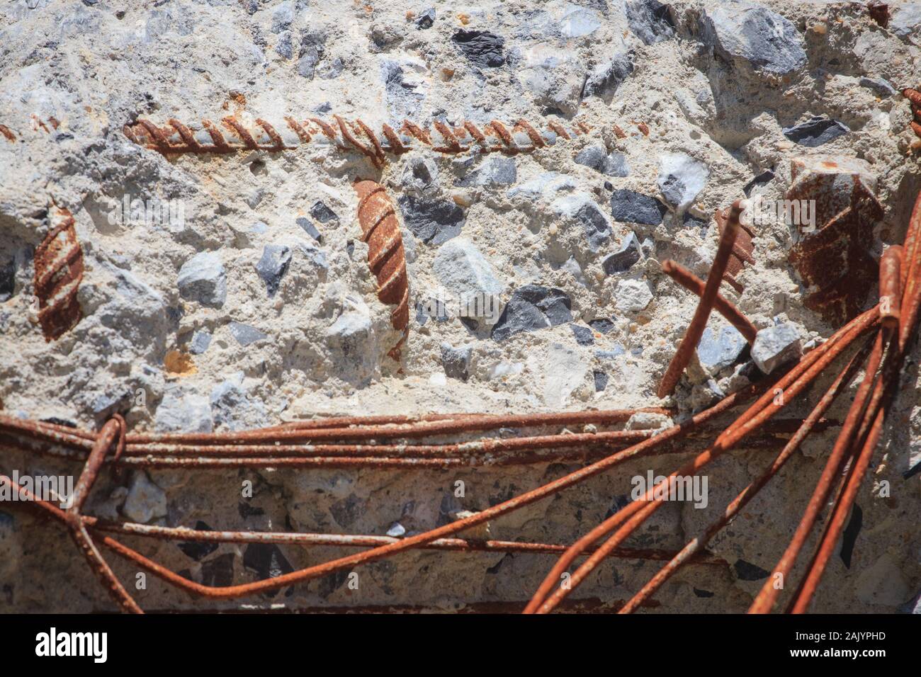 Surface de béton fissures visibles la rouille sur la surface de l'acier. Banque D'Images