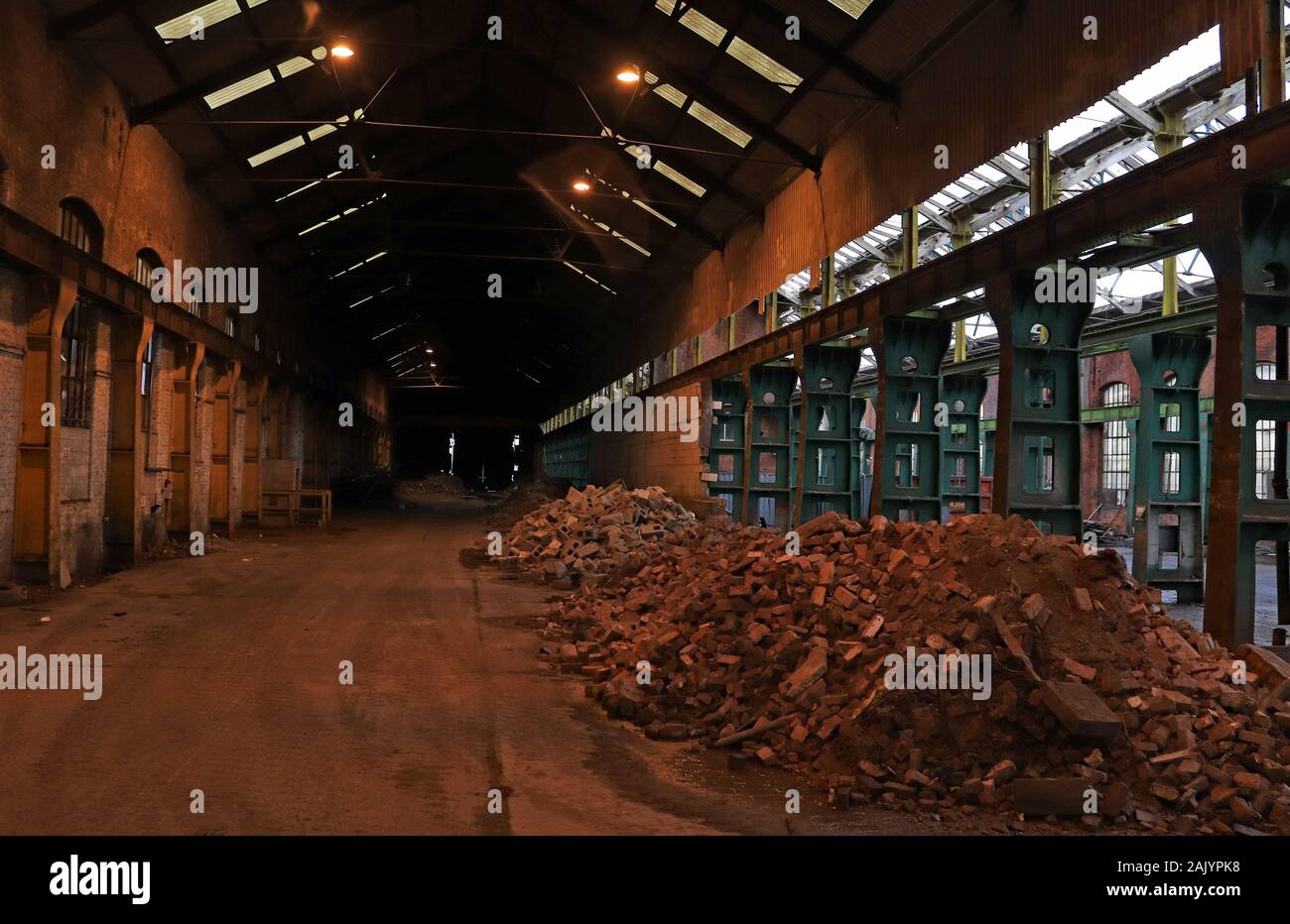 Horwich locomotive works érigeant la partie démolie sur la boutique 4.1.20 Dans le cadre de la régénération du site. Gros travail de démolition avec des piles de briques. Banque D'Images