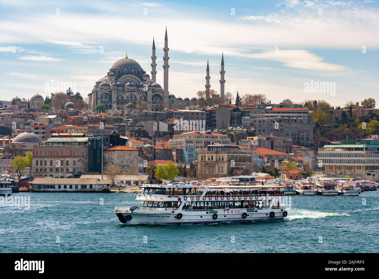Vue sur le Bosphore à partir de l'Asie à côté de l'Europe, au quartier de Sultanahmet ou corne d'or et la Mosquée de Suleymaniye, Istanbul, Turquie. Banque D'Images