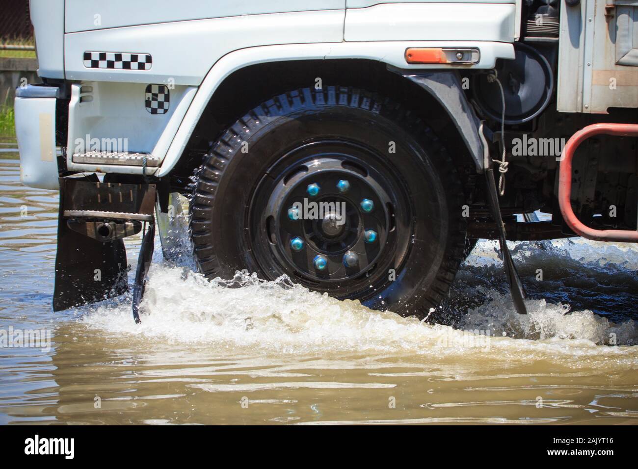 Splash par une voiture car il passe par l'eau d'inondation Banque D'Images